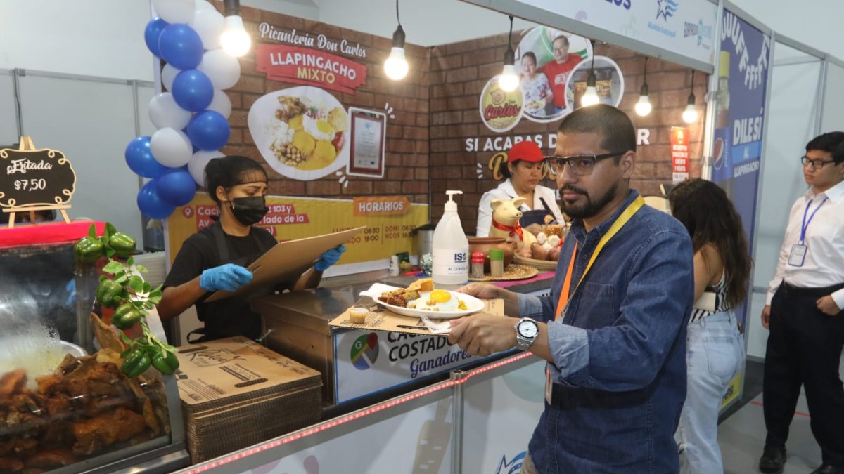 Las huecas ofrecen una gran variedad de platos a los asistentes.