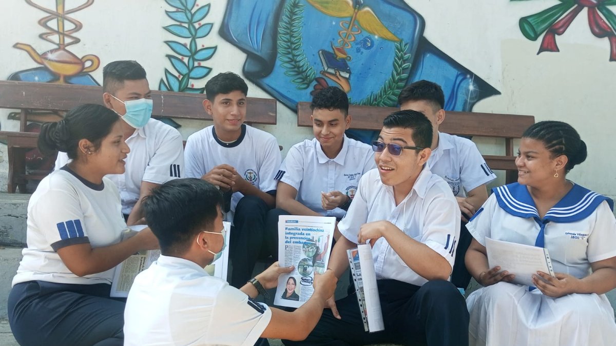 Un grupo de estudiantes del colegio Veintiocho de Mayo forman parte del Club de Periodismo.
