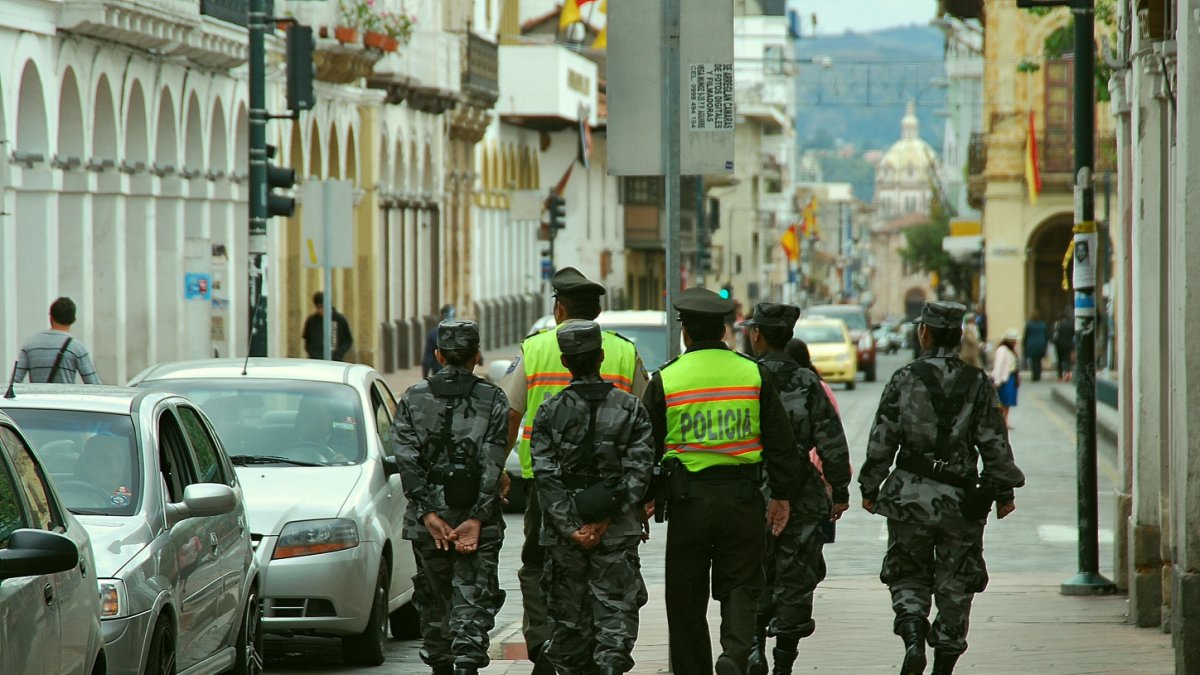 El policía caminó por la vereda del barrio Totoracocha, Cuenca respondió