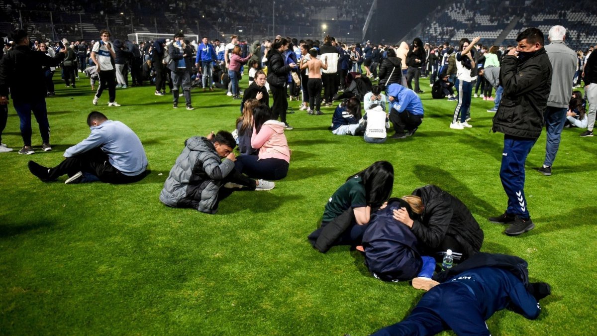 Los hinchas tuvieron que invadir la cancha para escapar del gas lacrimógeno.