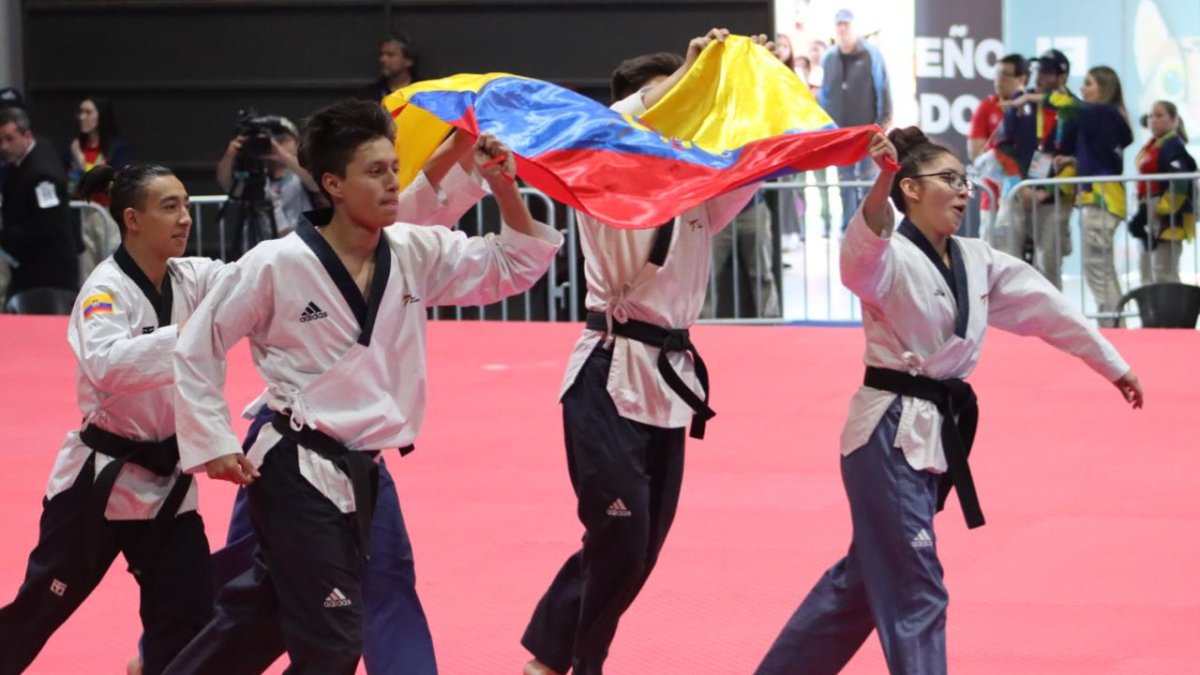 Los campeones festejaron con la bandera tras comandar el podio del poonsae mixto freestyle recibiendo una calificación de 6.93, por delante de Venezuela (6.64) y Perú (6.37).
