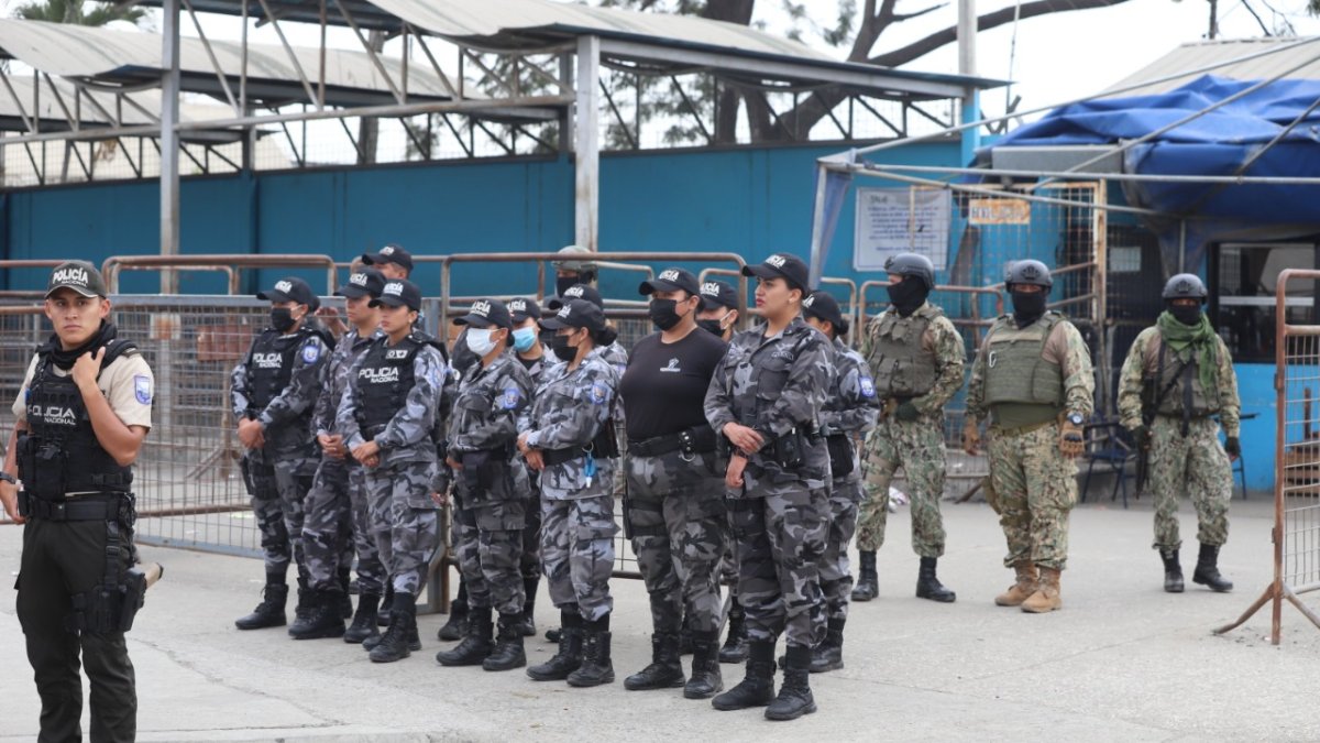Guayas. En la Penitenciaría se activó un contingente de policías para atender desmanes afuera del centro. No todos tienen chaleco antibalas.