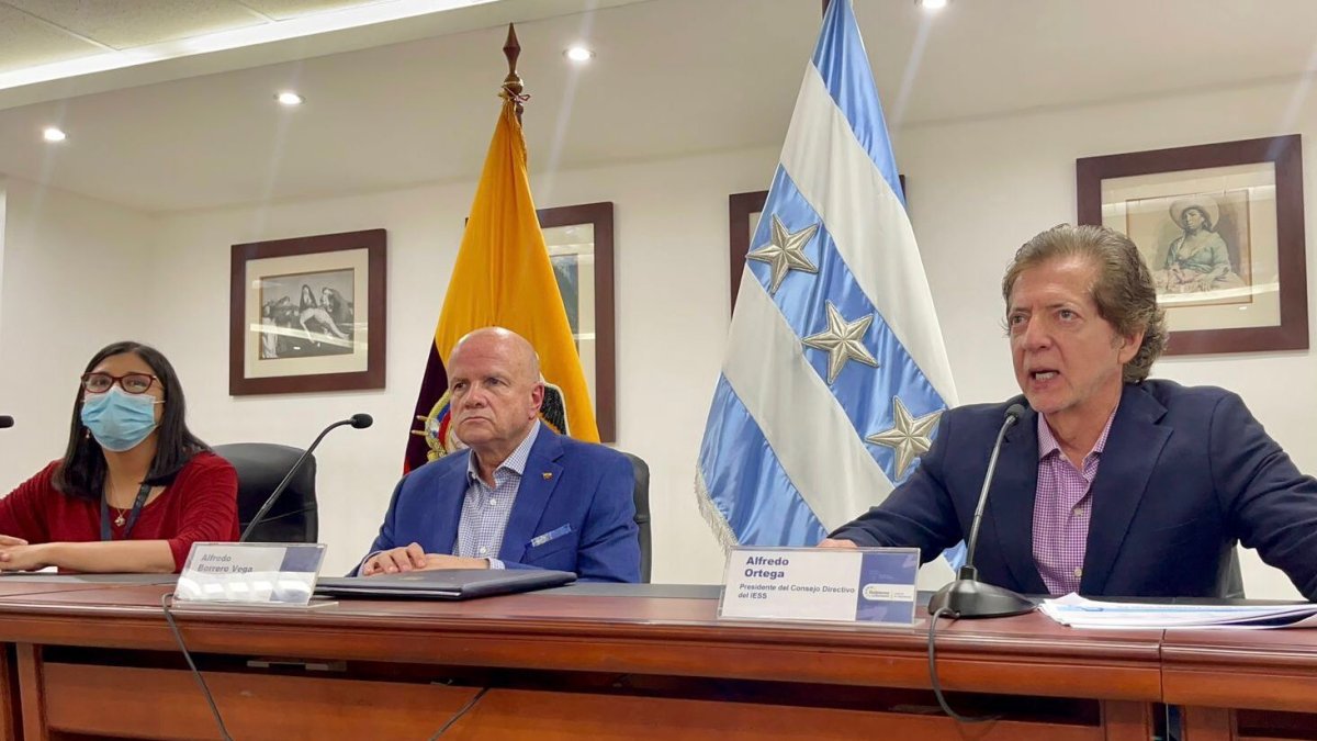 El vicepresidente de la República, Alfredo Borrero (i), y el presidente del directorio del IESS, Alfredo Ortega (d).