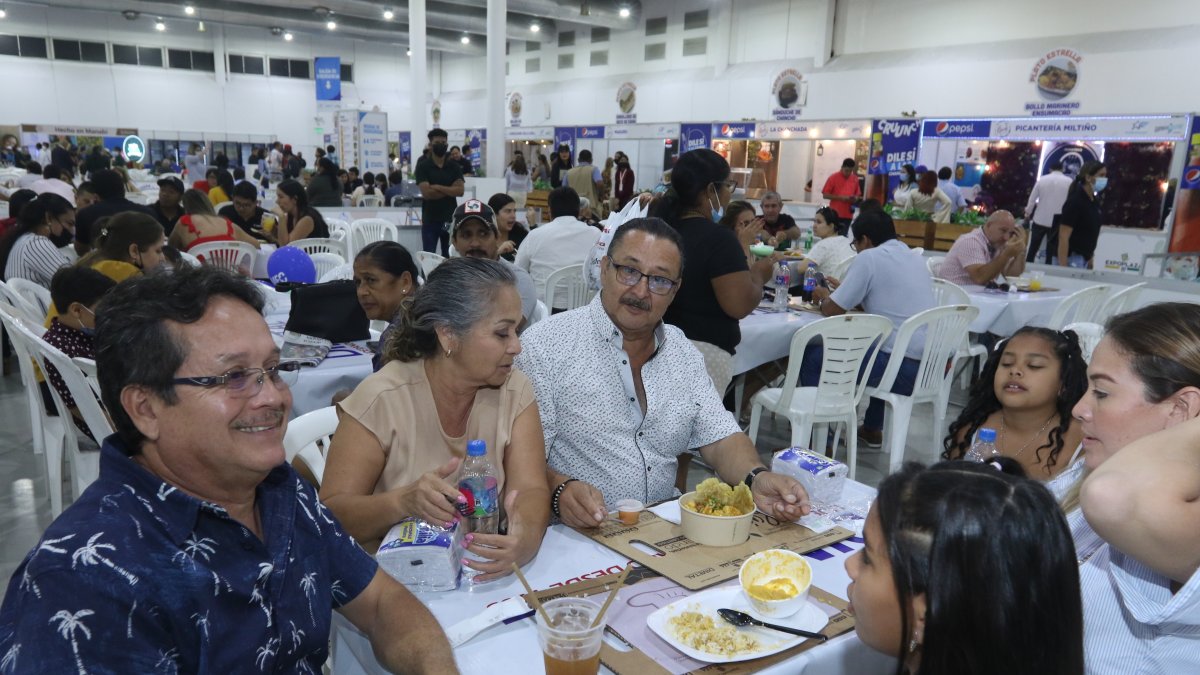 Disfrute. Los comensales llegaron en familia para disfrutar de la comida tradicional y alejarse un poco del ambiente inseguro que se respira en la ciudad