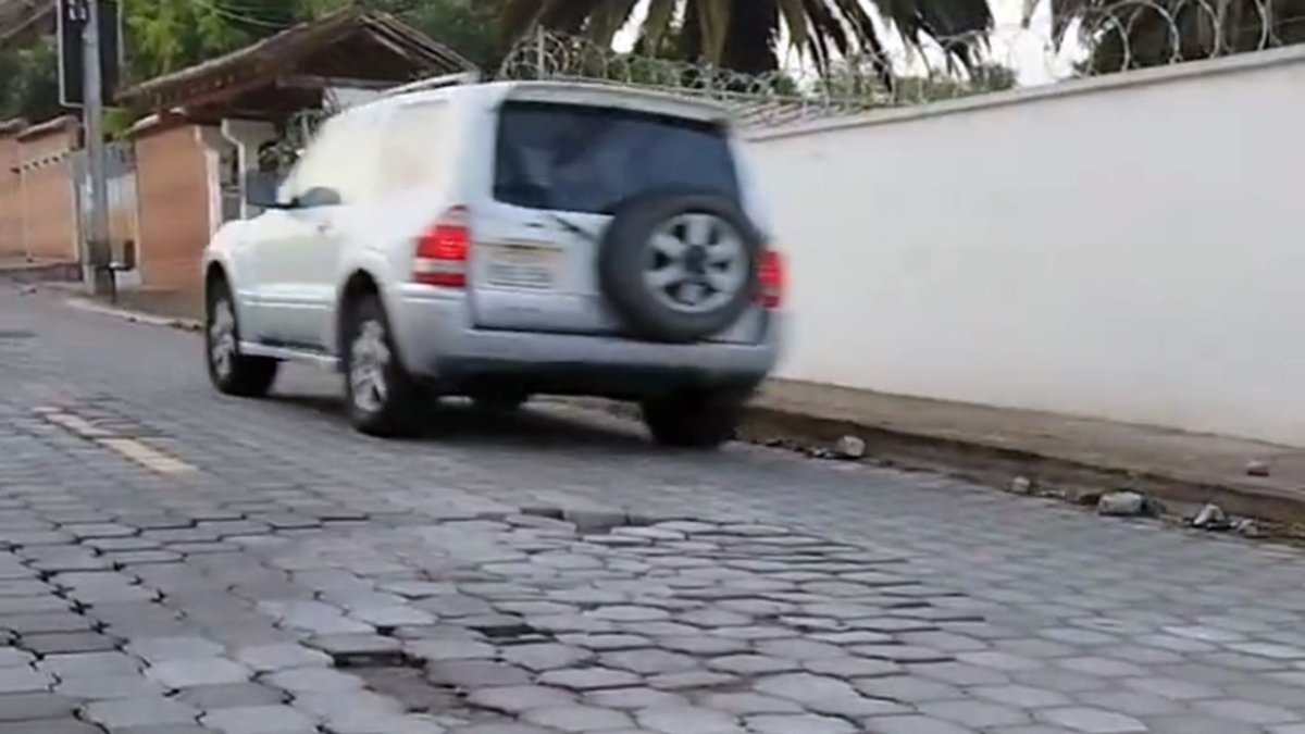 Desprendidos. Los adoquines removidos han dado paso a los boquetes.