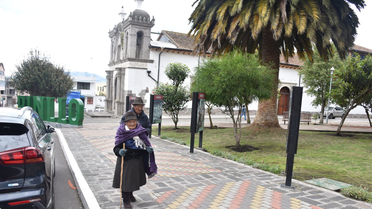 Pinllo. La iglesia antigua ocupa este lugar desde la época de la Colonia.