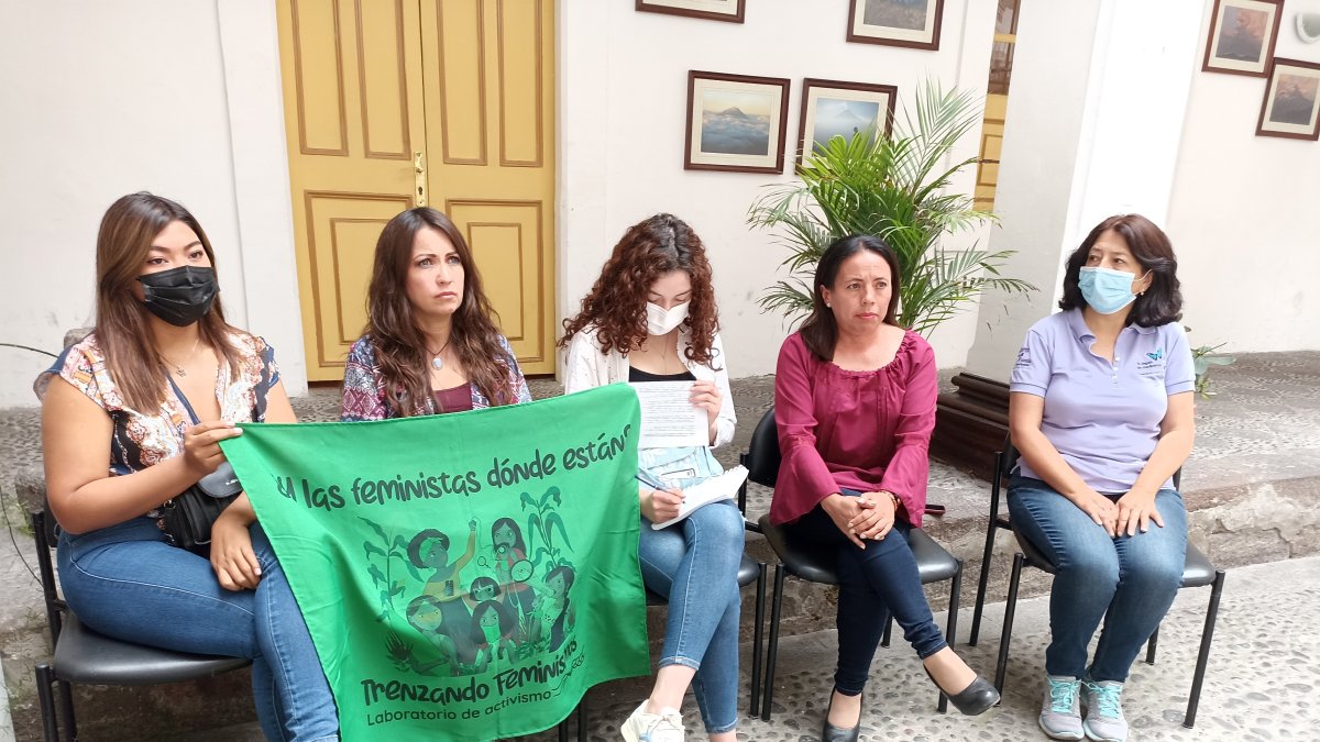 Ambato. Activistas del colectivo Ana de Peralta, en uno de sus actos.