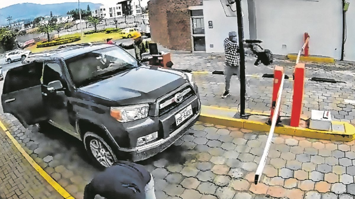 El 29 de septiembre, un grupo delincuentes robaron un carro en el que se trasladaban lingotes de oro, al pie de la garita de una urbanización en Cumbayá.