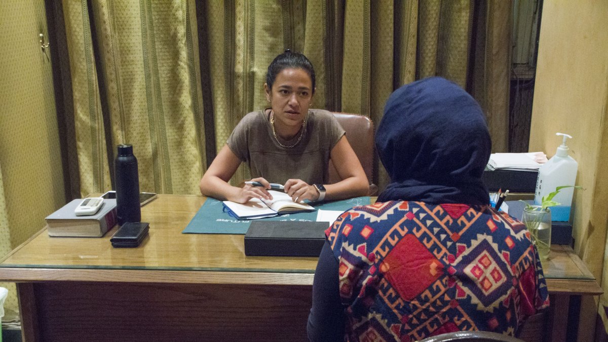 Programa. Reham Awward atiende a una paciente en la clínica Restore de El Cairo, la única en Egipto que trata a víctimas de mutilación genital femenina.