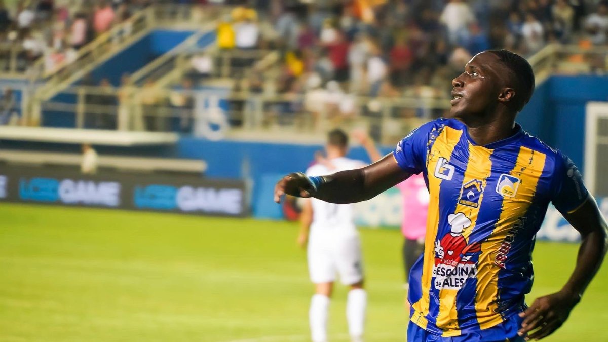 Luis Caicedo anotó el primer gol de Delfín ante Liga de Quito, en el estadio Jocay.