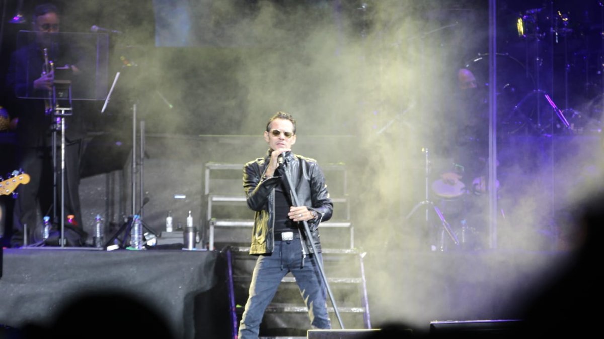 El artista puertorriqueño ofreció su concierto en Quito en medio de una fuerte lluvia