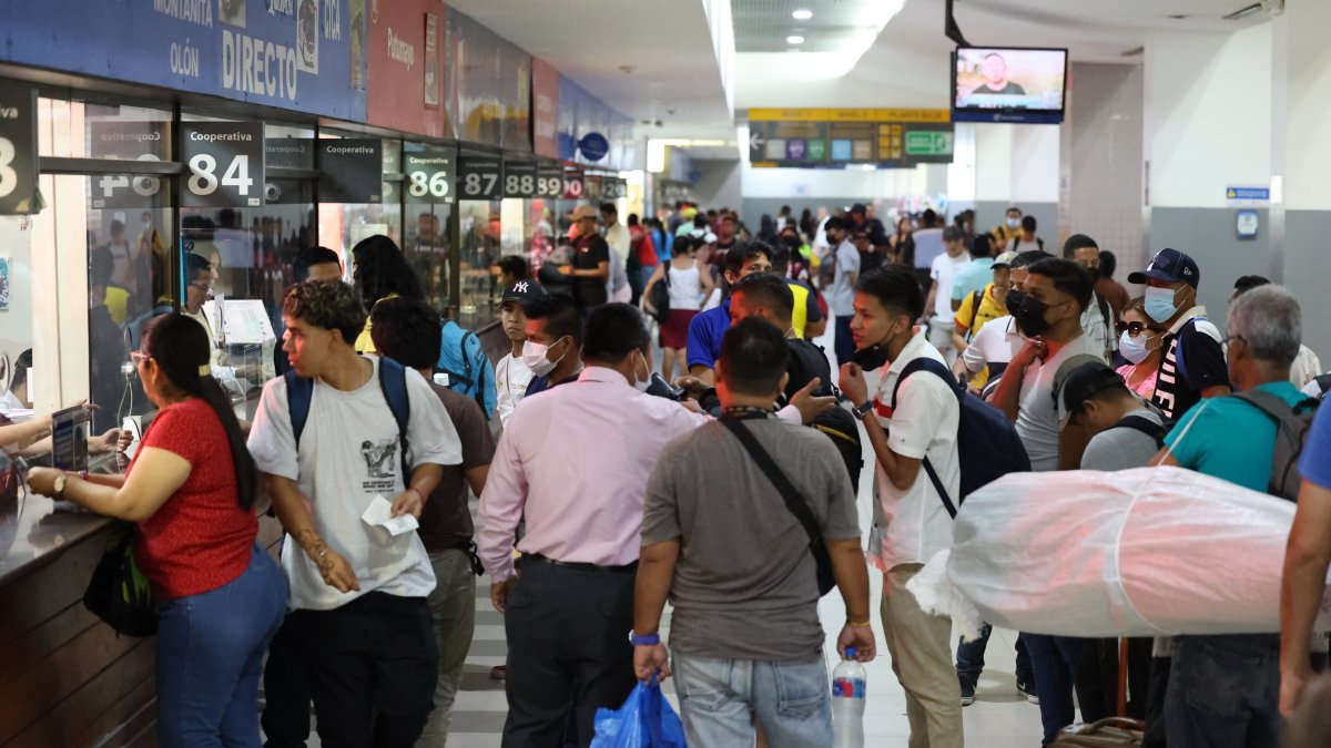 Las aglomeraciones fueron visibles en los puntos de venta de boletos para buses interprovinciales.