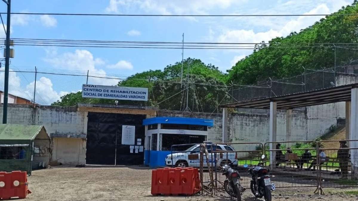 Exteriores de la cárcel de Esmeraldas, en donde anteriormente se habían presentado protestas de los internos.
