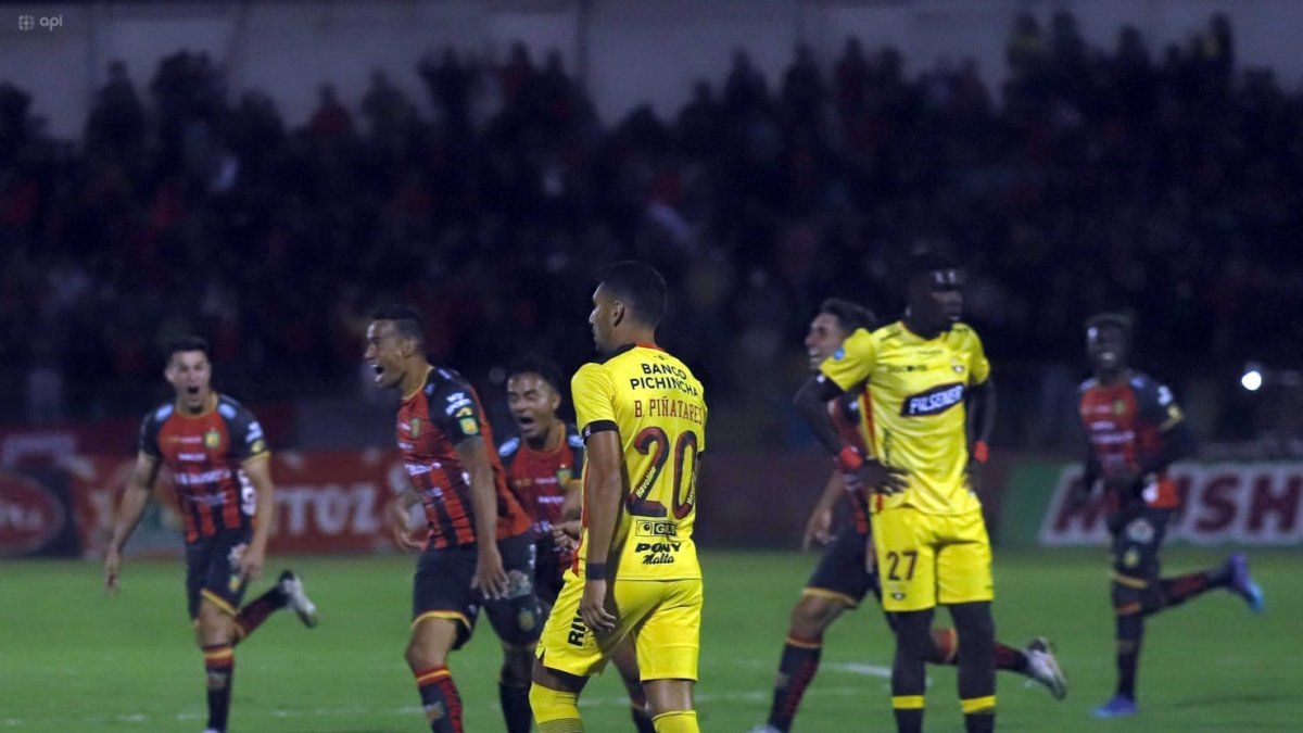 Los morlacos celebraron a todo lo alto el primer gol de Raúl Becerra contra Barcelona.
