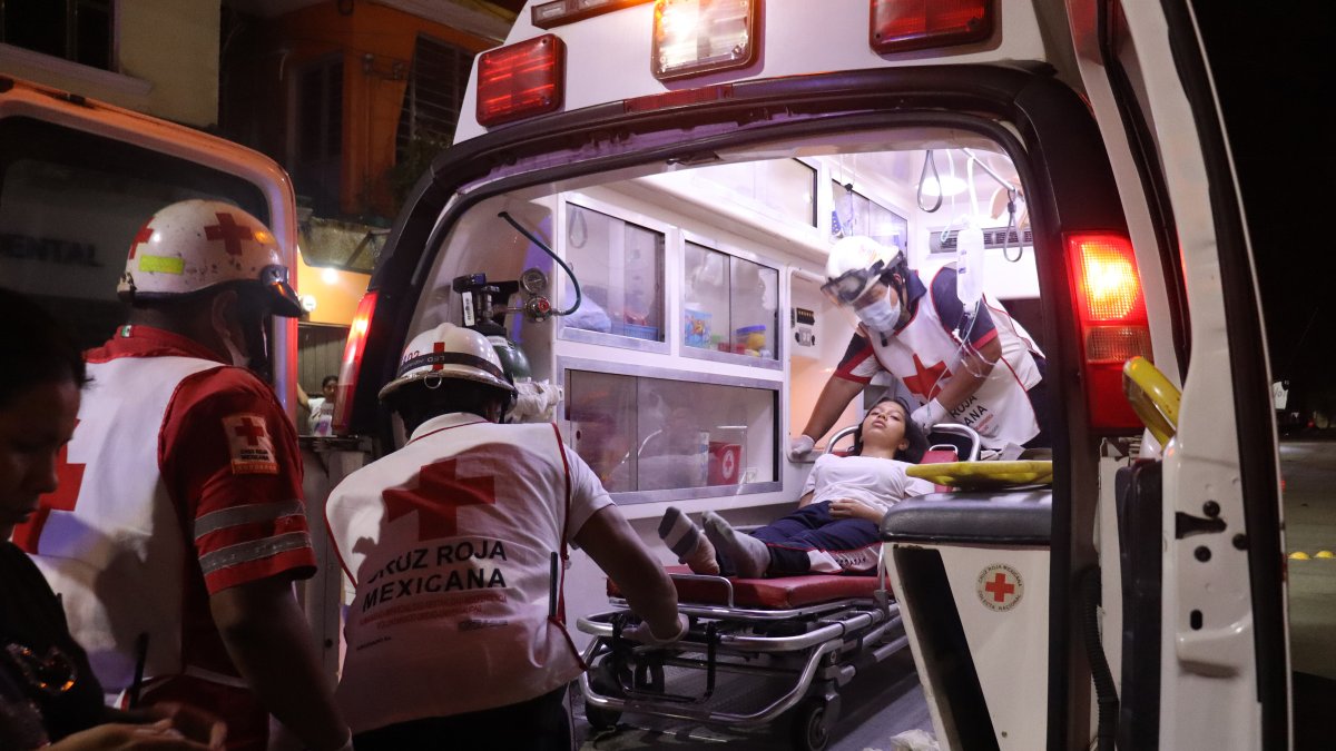 Estudiantes intoxicados son atendidos, el pasado 7 de octubre de 2022, en el municipio de Bochil, en el estado de Chiapas (México).