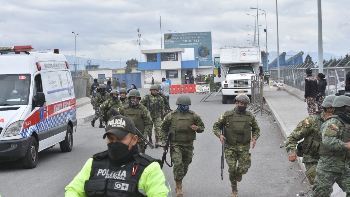 Seguridad. Militares y policías acudieron a resguardar la cárcel de Cotopaxi en una de las alertas de motines que se presentó en 2022.