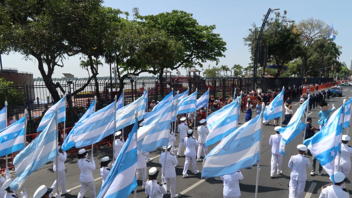 Desfile por el 9 de Octubre.