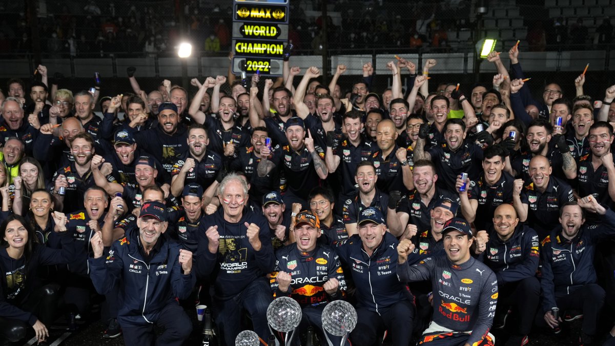 El bicampeón mundial de F1 con todo su equipo en el festejo de Suzuka.