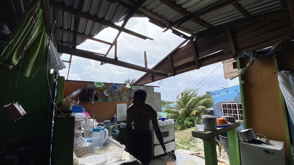 Un hombre ordena su casa averiada por el paso del huracán Julia hoy, en San Andrés (Colombia).