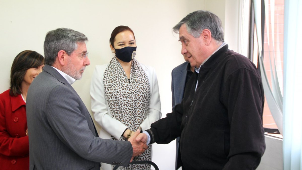 Jornada. El ministro Patricio Donoso representa al Ejecutivo en la mesa.