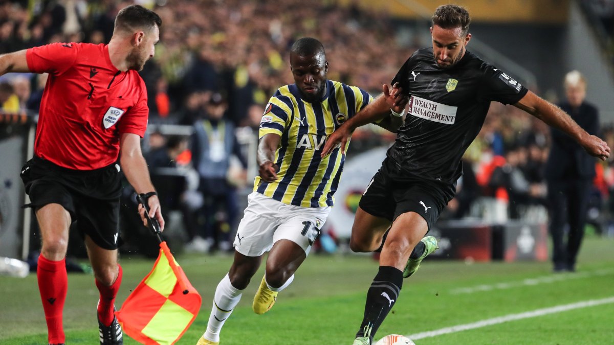 El tricolor Enner Valencia (i) sigue dando de qué hablar en el fútbol internacional.