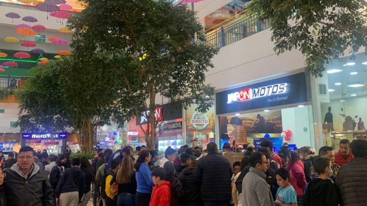 Desde niños hasta adultos llegaron a comprar o intercambiar cromos al centro comercial.
