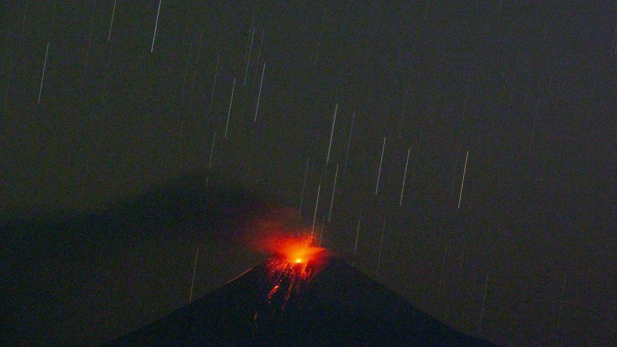 Vista de la actividad eruptiva del volcán Sangay, en una imagen de archivo.