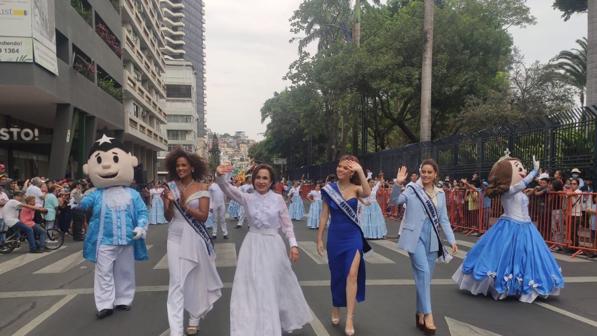 El desfile duró algo más de una hora, por la avenida Malecón Simón Bolívar.