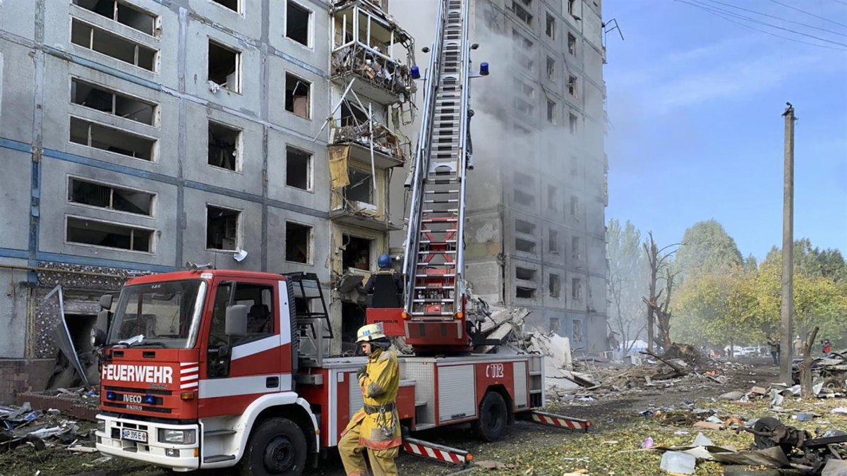 El presidente ucraniano, Volodímir Zelenski, compartió hoy en su cuenta de Facebook nueve imágenes y un vídeo de las consecuencias del último ataque ruso con misiles en Zaporiyia.