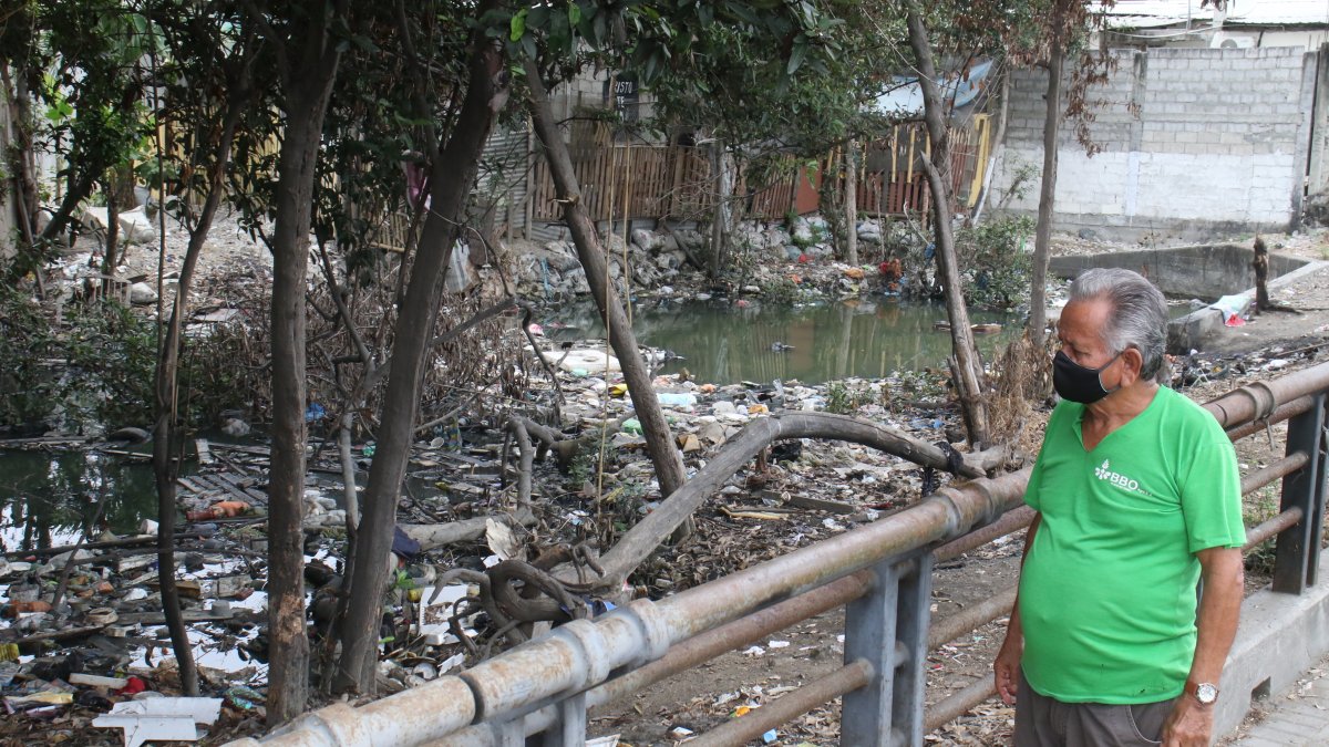 Abandonado. El abandono en que se encuentran las orillas del estero es evidente. En el sitio hay basura y áreas que sirven hasta de dormitorio de indigentes y consumidores de drogas.