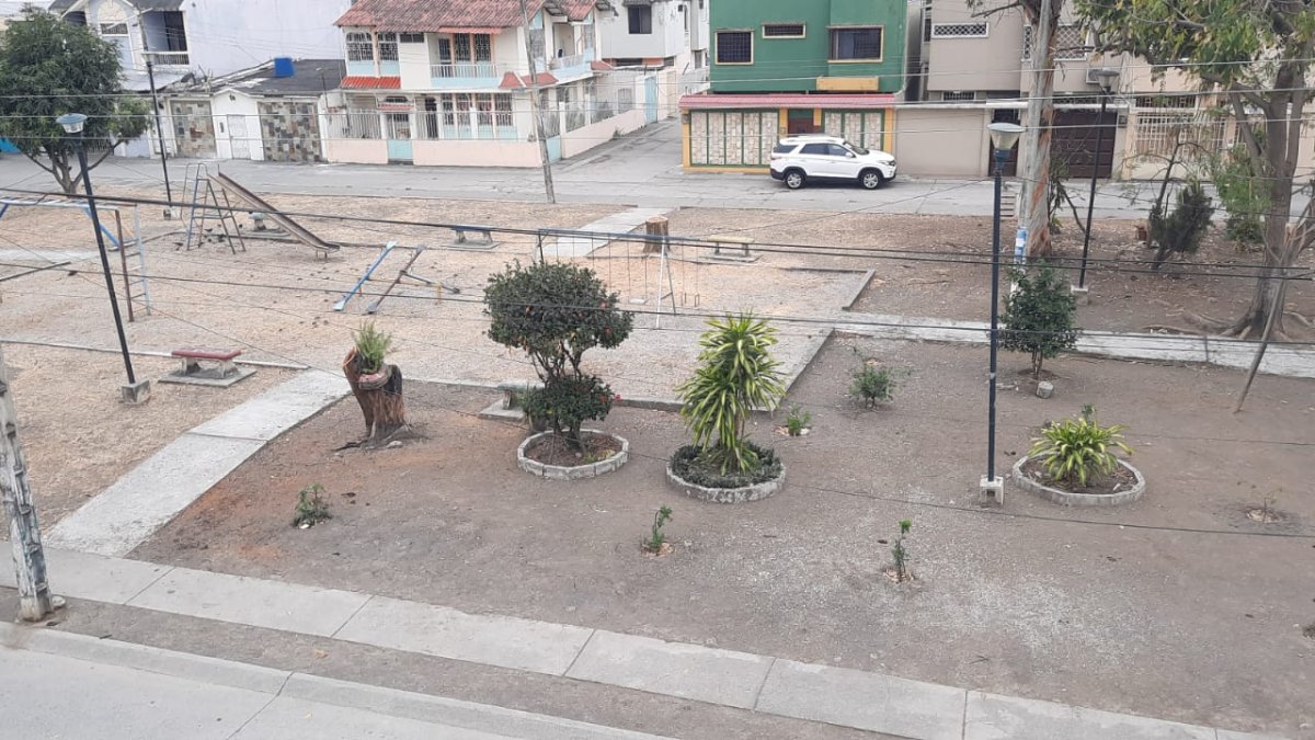 Los moradores señalan la falta de cuidados al parque Los Olmos