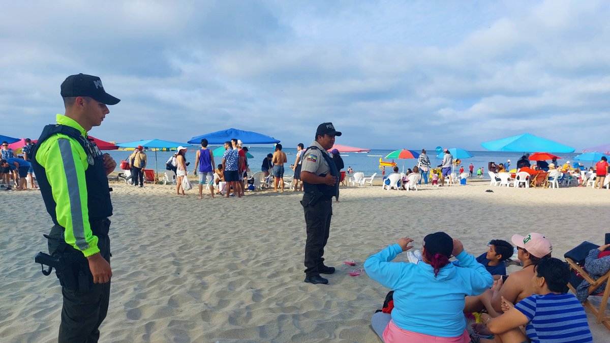 La policía se hizo presente en los balnearios de Santa Elena.