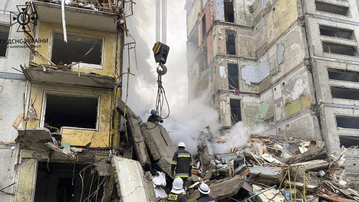 Daños. Tras el bombardeo de los 12 misiles, se iniciaron operaciones de rescate y traslado de residuos.