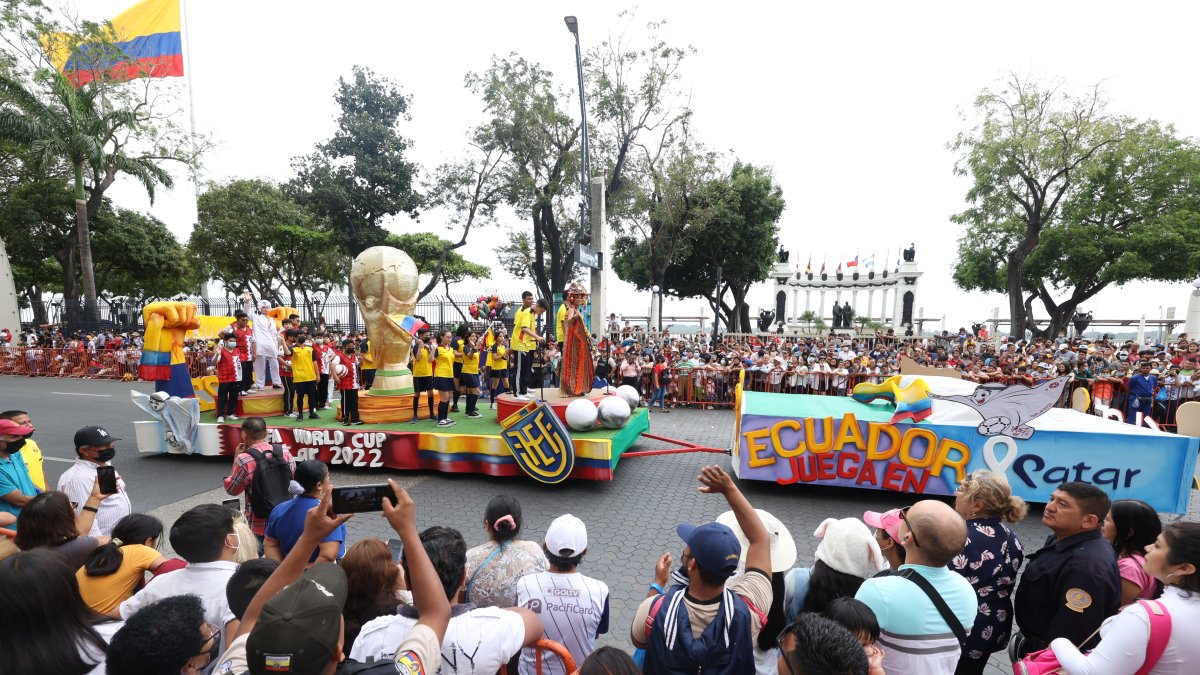 Carroza. Seis fueron las carrozas que formaron parte del desfile.