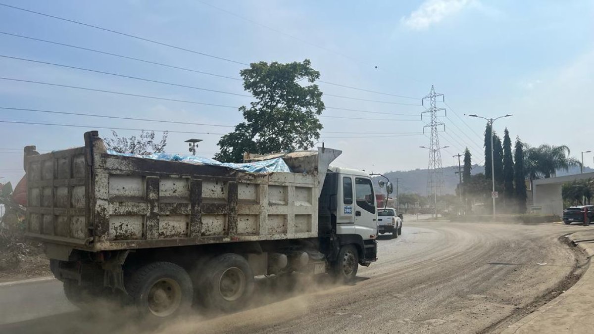 Moradores reclaman por irrespeto en la vía de camiones pesados que salen de las canteras.
