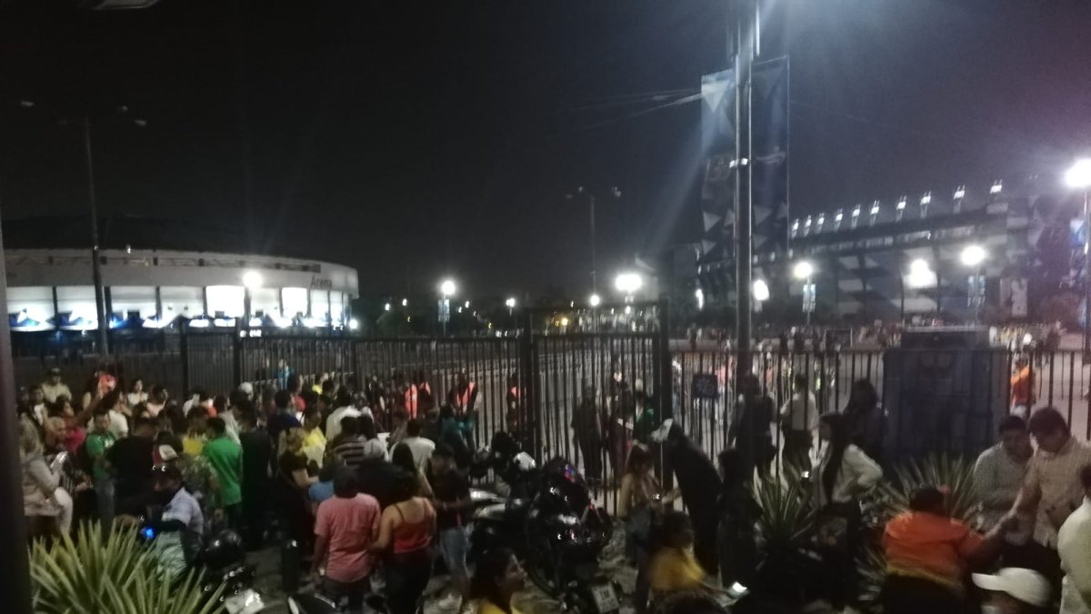 Poco antes de las 19:00, el público aún ingresaba hacia el estadio.