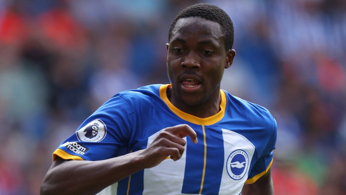Enock Mwepu, del Brighton, deja el fútbol debido a un problema cardíaco.