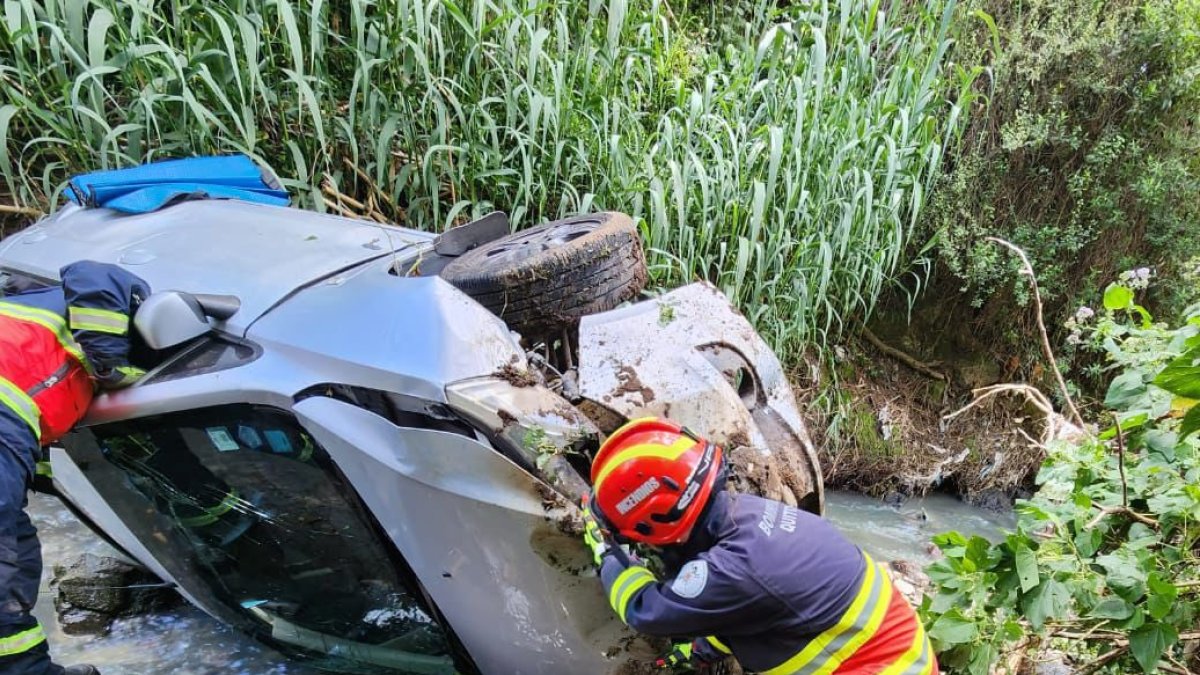 Quito. Los Bomberos informaron que no habían heridos dentro del vehículo.
