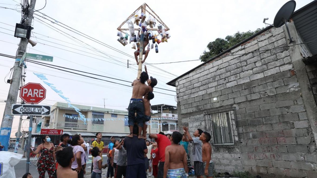 Momento en que los chiquillos querían llegar al punto más alto de la caña para poder bajar los premios
