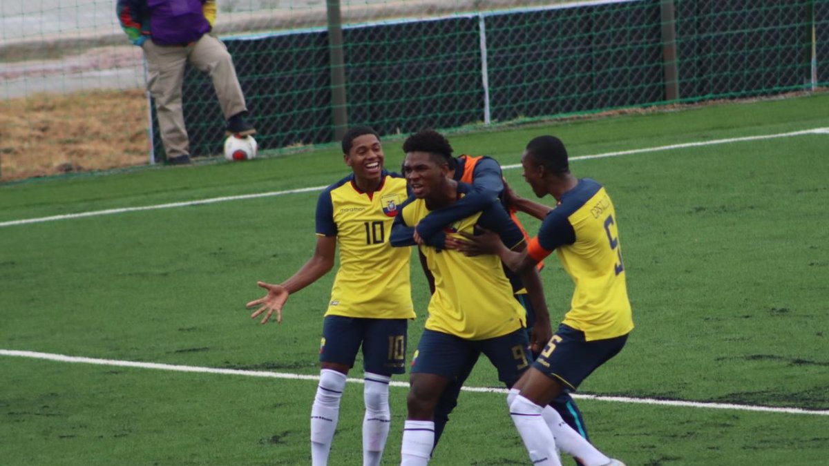 Los jugadores de la Tri sub-20 felicitan a Justin Cuero tras marcar uno de los goles.