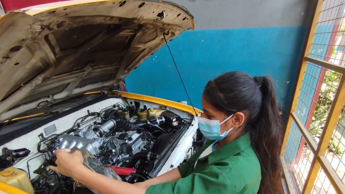 Paola Pérez durante sus clases prácticas de electromecánica.