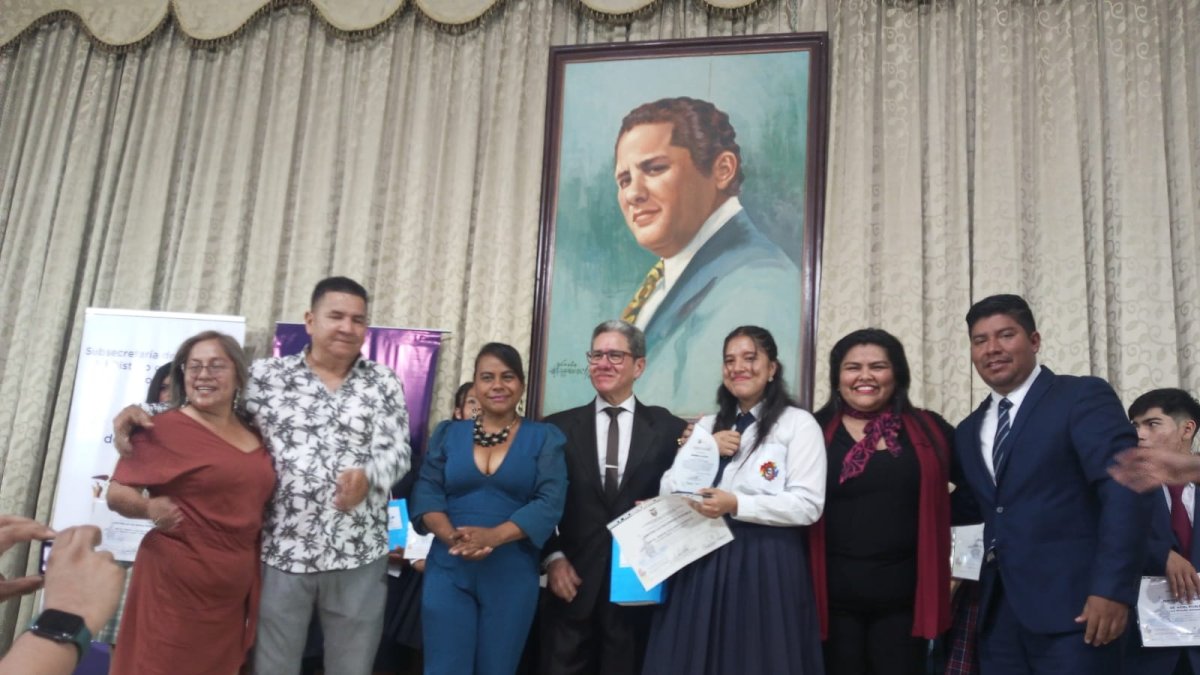 Angie Solano, del colegio Dolores Cacuango, obtuvo el primer lugar en el certamen de canto.