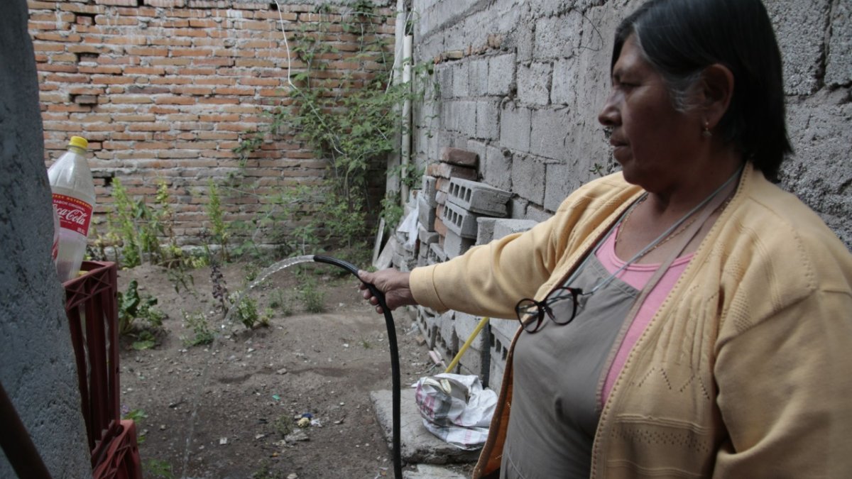 Calderón. No siempre hay agua en ese sector. Por eso los moradores aprovechan cuando hay líquido para regar sus plantas y guardarlo en tanques.