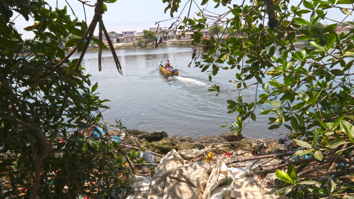El abandono en que se encuentran las orillas del estero es evidente.