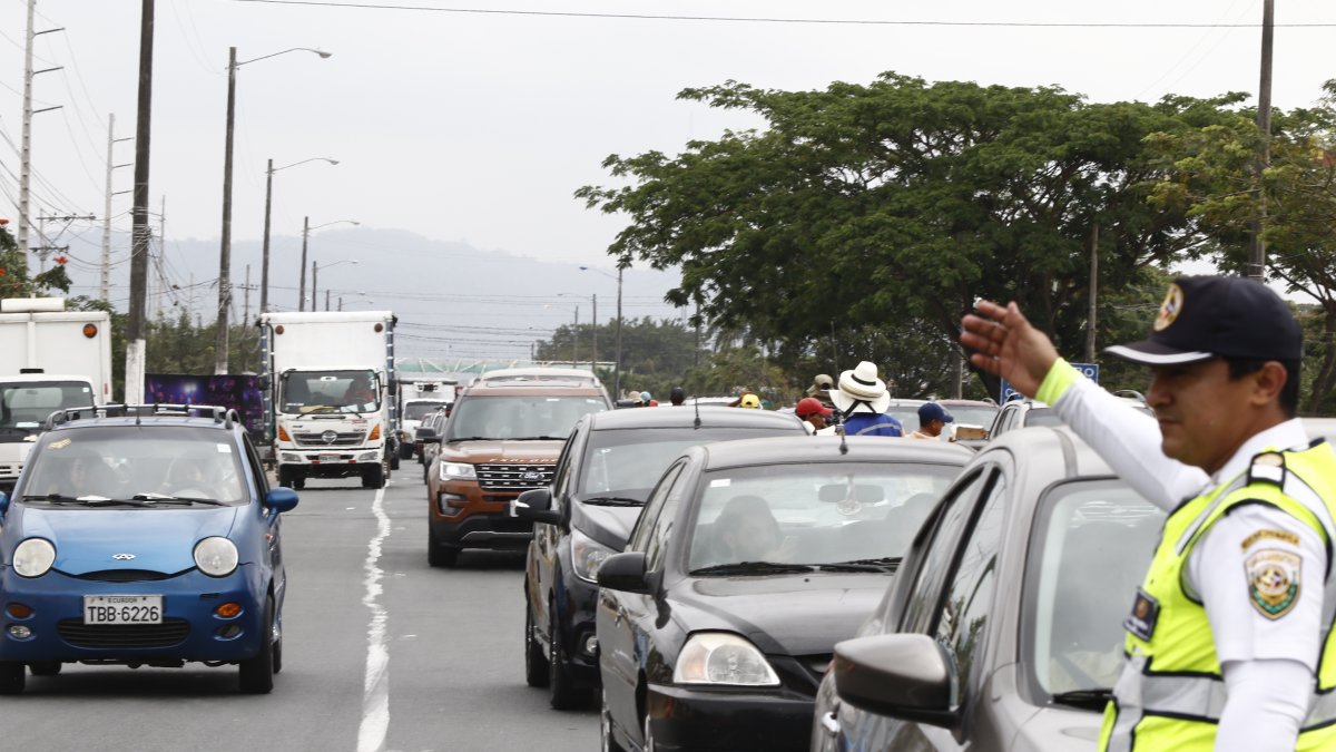 Más de 62.000 vehículos salieron por el peaje de Chongón, según cifras de la Comisión de Tránsito.