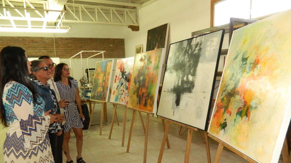Los asistentes a la convocatoria pudieron apreciar los trazos, colores y las diversas combinaciones en las obras del reconocido pintor.