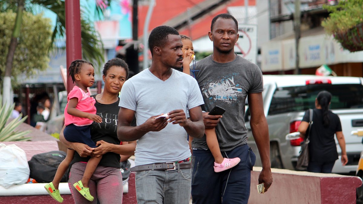 Las familias de migrantes pasean por las ciudades en la espera de la promesa del Gobierno mexicano.