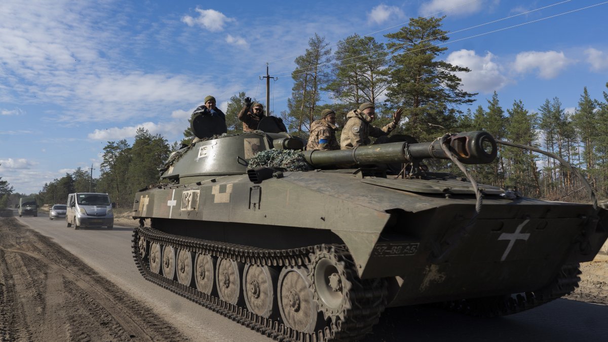 Militares ucranianos montan un vehículo blindado en una carretera en el área de Jarkov este 6 de octubre.