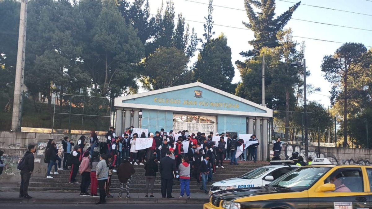 Acción. Un medio centenar de estudiantes protestaron afuera de la unidad educativa.