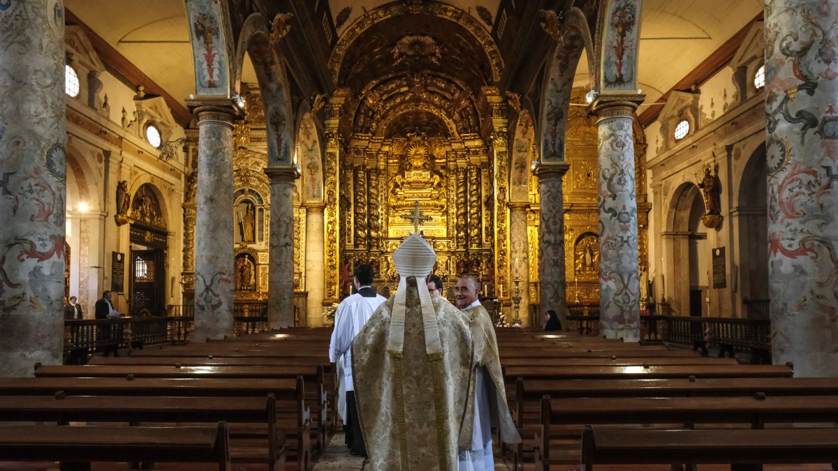 El presidente de la Conferencia Episcopal Portuguesa, José Ornelas, preside una misa en la Catedral de la Diócesis de Setúbal en abril de 2020.